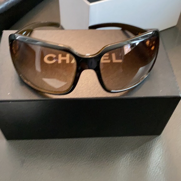 Women vintage Chanel sunglasses main image 4